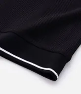 Remera polo blanca de media malla texturizada a rayas, corte regular, con cuello y mangas cortas en ribana con detalle contrastante en negro.