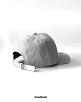 Gorro de béisbol gris con el logo de Los Angeles en negro bordado en el frente y la inscripción "Los Angeles" bordada en el lateral.