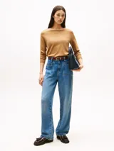 Sweater de punto color camel con cuello barco y logo de la marca bordado en el pecho.