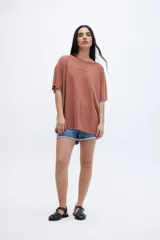 Remera celeste de algodón con cuello redondo y estampado pequeño en el pecho.