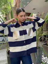 Camisa de hilo de algodón rayada en azul marino y blanco, con detalles en cuero en los bolsillos.
