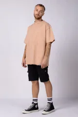 Remera marrón de algodón rústico con corte oversize, mangas cortas y costuras al corte.