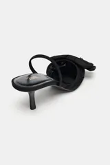 Zapato destalonado con tacón fino, capellada de mesh bordado, detalle de lazo en la parte delantera y tira trasera ajustable.