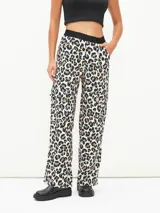 Pantalón de animal print con cintura elástica negra.
