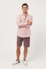 Camisa celeste de manga larga con cuello clásico y corte slim.