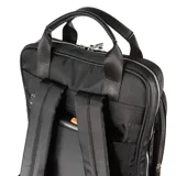 Mochila negra de poliéster con cierre. Tiene un compartimento principal, un bolsillo interno con cierre, dos bolsillos internos abiertos y dos bolsillos externos con cierre. Las correas son regulables y las asas fijas. Tiene herrajes plateados y capacidad para una notebook de hasta 16".