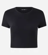 Remera cropped deportiva de poliéster y elastano, color blanco, con cuello redondo y mangas cortas.