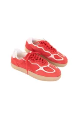 Championes rojos de cuero vacuno con detalles en blanco, suela color caramelo y cordones rojos.