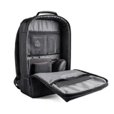 Mochila negra de poliéster impermeable, con capacidad de 23 litros y espacio para dos portátiles de hasta 17,3 pulgadas. Cuenta con tres bolsillos interiores, un bolsillo trasero oculto y un cinturón para sujetar a valija.