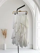 Pollera larga con cintura elastizada y volados en capas.