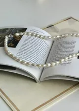 Collar de perlas barrocas de río con detalles en plata 925, de diseño elegante y atemporal.