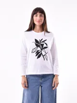 Remera blanca de manga larga con estampa rectangular dorada con diseño animal print y texto 'Fearless, fierce & fabulous'.