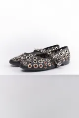 Ballerinas plateadas con múltiples ojalillos y tira con hebilla.