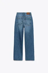 Jeans tobilleros de tiro alto color celeste, corte recto y cinco bolsillos.