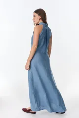 Vestido largo azul de lino, con cuello halter y volados en el ruedo.