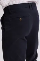 Pantalón chino de hombre color azul marino, corte recto, con bolsillos laterales y cierre frontal.