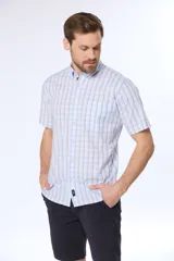 Camisa de manga corta con estampado a cuadros en tonos celeste y blanco.