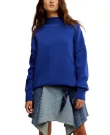 Buzo de tejido de punto color azul eléctrico, con cuello alto y calce oversized. Presenta mangas largas con caída y puños y ruedo con dobladillos enrollados.