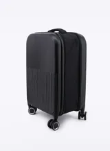 Valija rígida de viaje color negro con diseño de líneas verticales en la parte inferior y cuatro ruedas dobles.