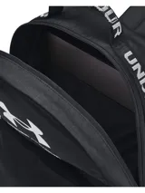 Mochila Under Armour Loudon negra con logo blanco estampado en el frente. Cuenta con dos compartimentos con cierre, asa de mano y correas acolchadas ajustables.