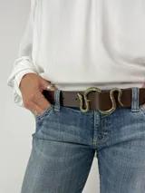 Cinturón de cuero color marrón con hebilla de metal dorado en forma de serpiente. Hecho en Uruguay.