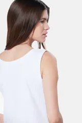 Musculosa lisa color lila en tela rib con botones a presión y corte relajado.