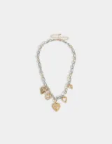 Collar corto con cadena de eslabones plateados y dorados, con dijes colgantes de corazones dorados con diferentes diseños.