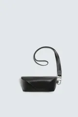 Funda para gafas de cuero color negro, con cierre de botón a presión, pasador para cinturón y asa de mano.