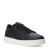 Championes urbanos de cuero sintético negro con suela blanca y cordones negros.