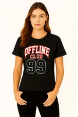 Remera negra de algodón con estampado frontal que dice 'OFFLINE CLUB 99' en blanco y rojo.