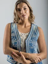 Chaleco italiano de inspiración folk, forrado y confeccionado en denim bordado con motivos florales.