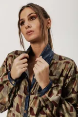 Camisa de seda estampada con diseño retro estilo cubista en tonos verdes y cobre, con cuello camisero y botones símil metal oro viejo.