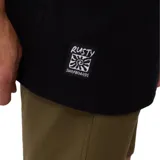 Remera de manga corta negra con estampado del logo de Rusty en el pecho.