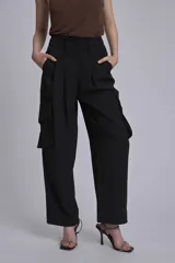 Pantalón cargo negro de corte ancho con bolsillos laterales grandes.