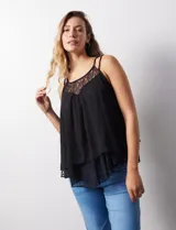 Blusa de gasa color blanco, marca Liv Los Ángeles, con breteles trenzados y diseño de capas en encaje y gasa.