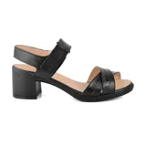 Sandalias de cuero sintético color negro, con tiras cruzadas con textura de cocodrilo, pulsera con hebilla y taco cuadrado.