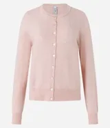 Cardigan de punto color rosa claro, con cuello redondo, manga larga y abotonado delantero.