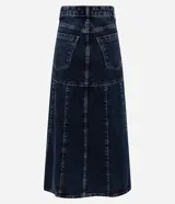 Pollera midi de jeans azul oscuro, con abotonado delantero, bolsillos y recortes.