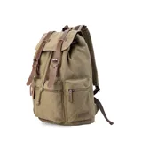 Mochila de tela canvas color verde oliva con tapa y detalles en símil cuero marrón. Cierre superior marinero, bolsillos internos, externos frontal, laterales y trasero con cierre. Asas rígidas, correas ajustables y espacio para laptop de 15".