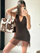 Vestido corto color marrón, con escote halter, espalda descubierta, corte ajustado y falda con volados.