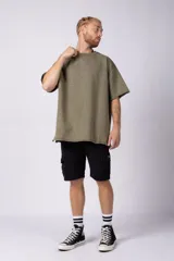 Remera marrón de algodón rústico con corte oversize, mangas cortas y costuras al corte.