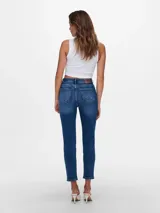 Jeans de tiro alto color azul denim, corte recto y tejido elástico.