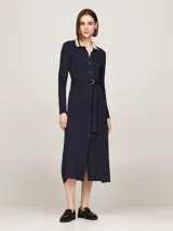 Vestido camisero midi de manga larga color azul marino, con cuello tipo chomba a rayas blancas, rosas y negras. Incluye cinturón con hebilla metálica y logo de Tommy Hilfiger bordado en el pecho.