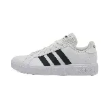 Zapatillas Adidas Grand Court Base 2.0 de cuero sintético blanco con las tres tiras clásicas de Adidas en negro.