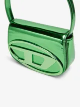 Bolso Diesel modelo 1DR, color negro charolado, con asa corta superior y correa bandolera extraíble. Presenta solapa con cierre magnético y logo ovalado "D" metálico en el frente.