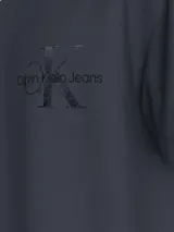 Remera azul marino de corte holgado con cuello redondo y mangas cortas. Presenta un logo de Calvin Klein Jeans en el pecho.