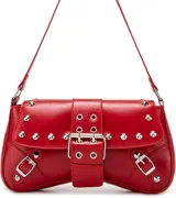 Cartera negra con correa corta para el hombro, con apliques de tachas y hebillas plateadas.