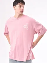 Remera manga corta color gris oscuro con estampado pequeño en el pecho.