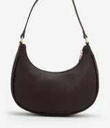 Cartera baguette pequeña de material sintético color marrón, sin estampa, con correa de mano y cierre de cremallera. No incluye pañuelo.