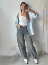 Pantalón de jean slouchy de tiro alto, color celeste gastado.